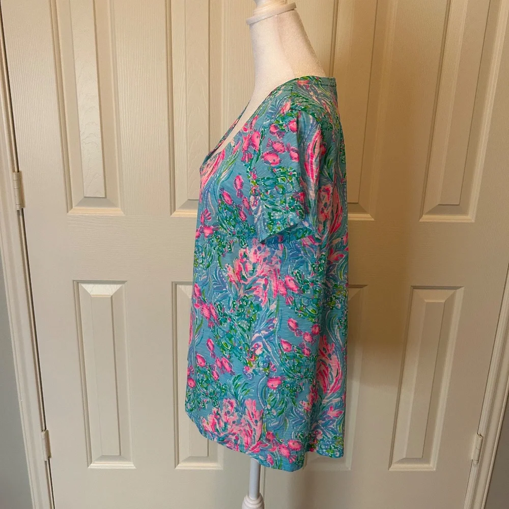 Lilly Pulitzer Etta V-Neck Tee in Amalfi Blue Best Fishes Size M Preppy! - Picture 2 of 3